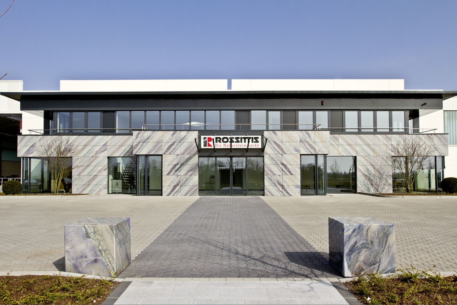 ROSSITTIS Standort Weyhe bei Bremen mit Marmor-Fassade und Firmenlogo