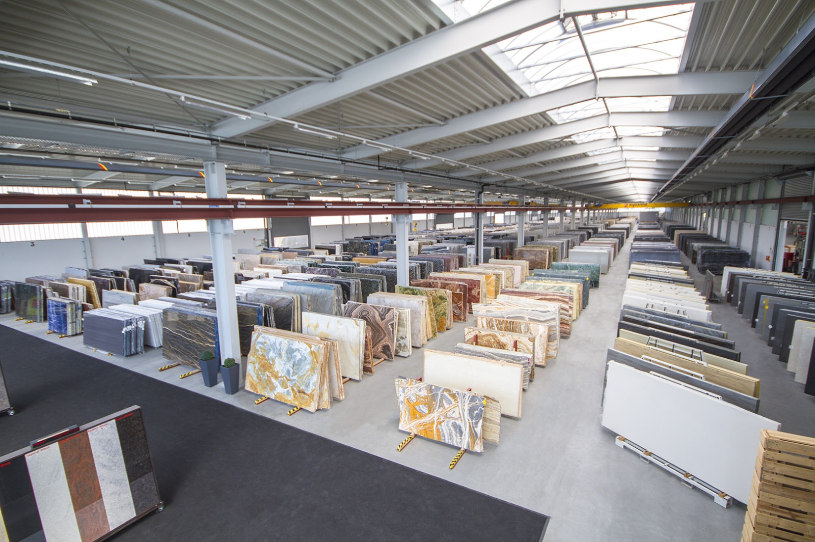 Rossittis Lagerhalle – Natursteinplatten aus Granit, Marmor und Quarzit in großer Auswahl