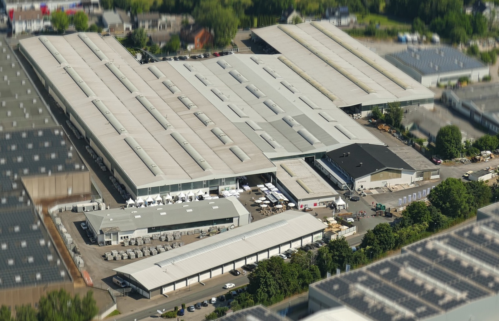 Luftaufnahme des Rossittis Firmengeländes mit Lagerhallen und Außenflächen