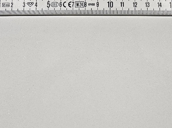 Agglomerat-Detail &mdash; Carrara-Optik mit Marmorsplitt