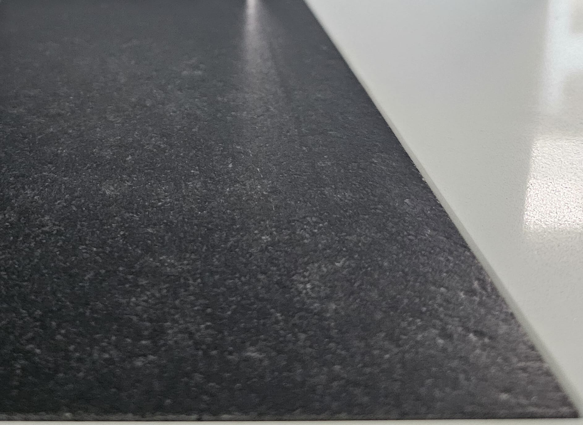 Gebürstete Natursteinoberfläche – leicht aufgeraut