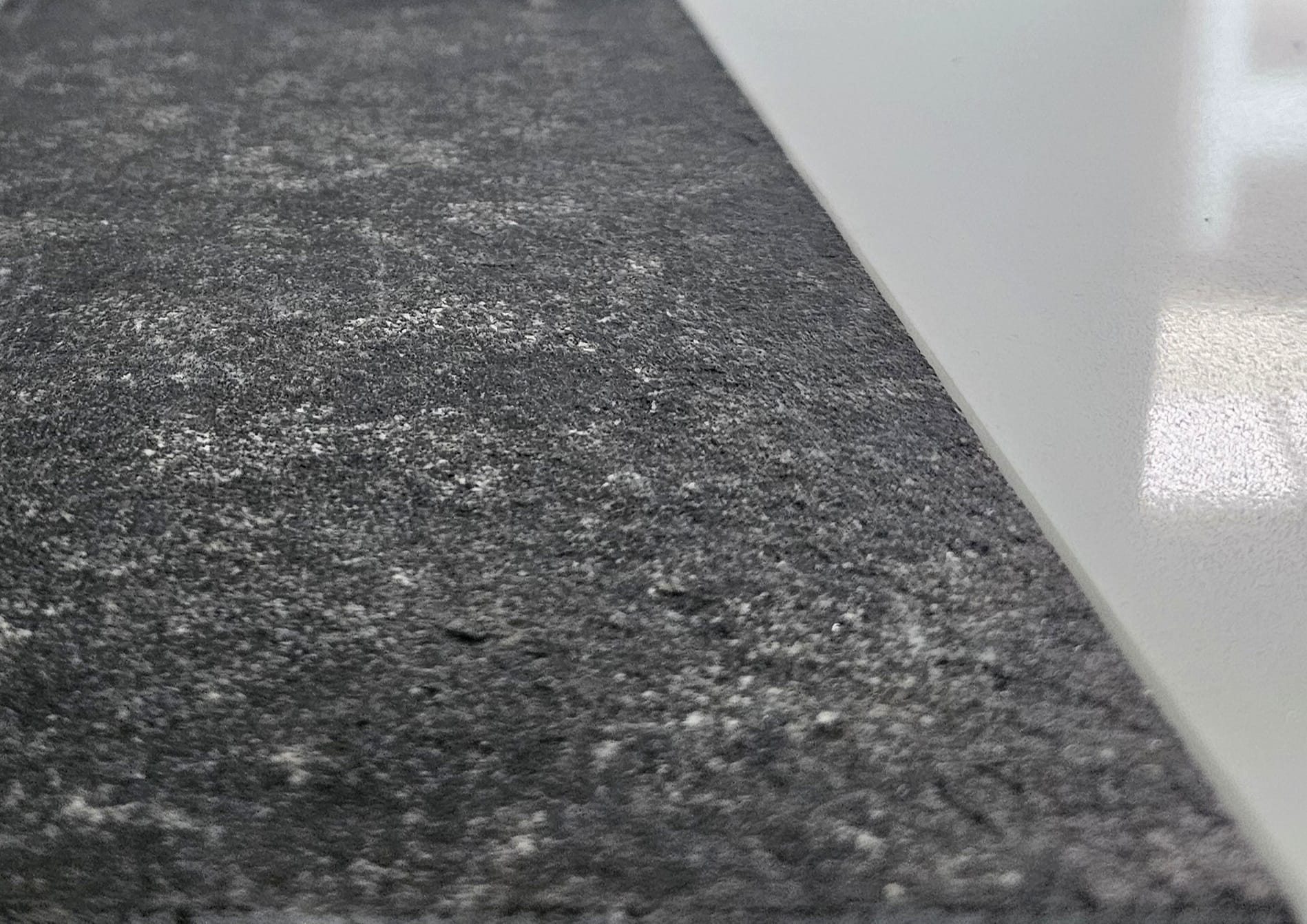 Geflammte und gebürstete Natursteinoberfläche – aufgeraut und rutschfest