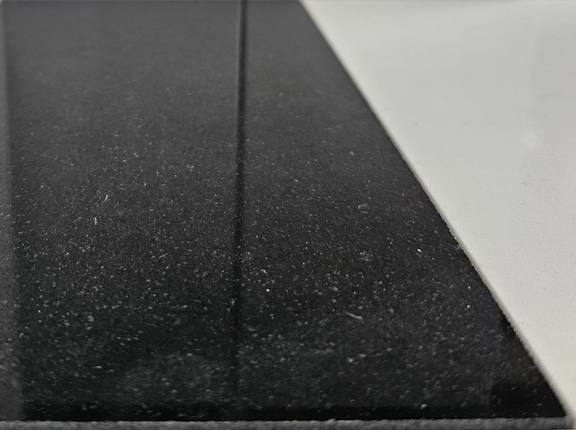 Polierte Natursteinoberfläche – glänzend und spiegelglatt