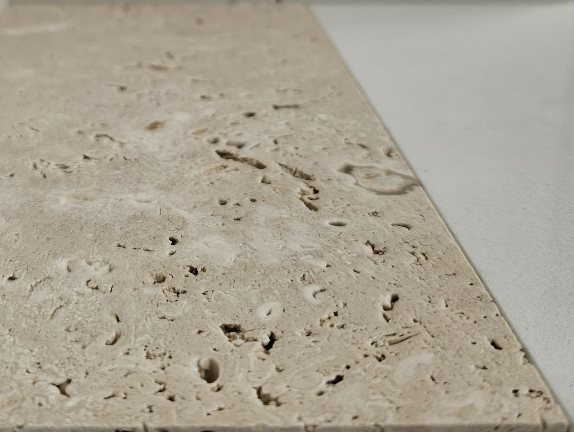 Ungespachtelter Travertin – offene Poren