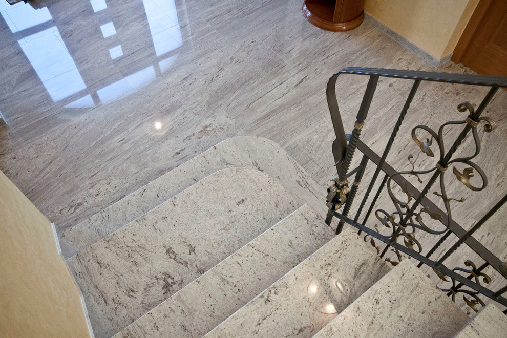 Naturstein-Boden und Treppenbelag aus Juparana Bianco