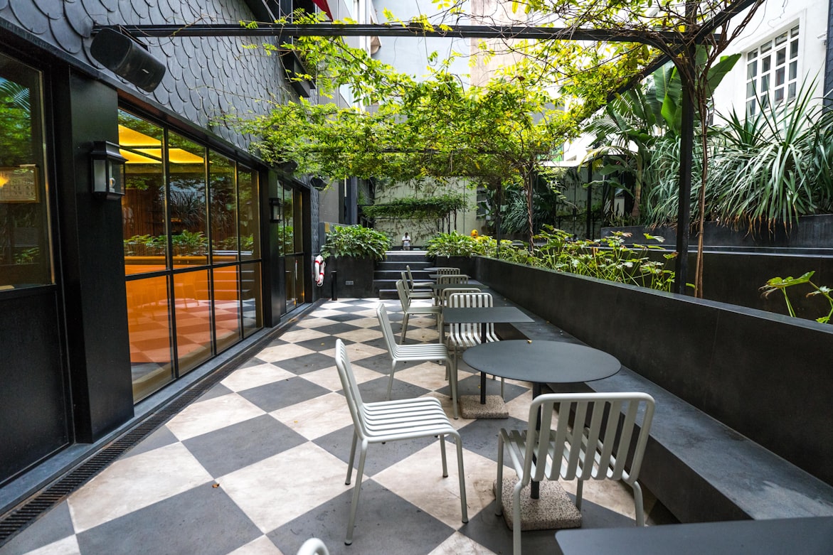 Terrasse mit Naturstein-Bodenbelag