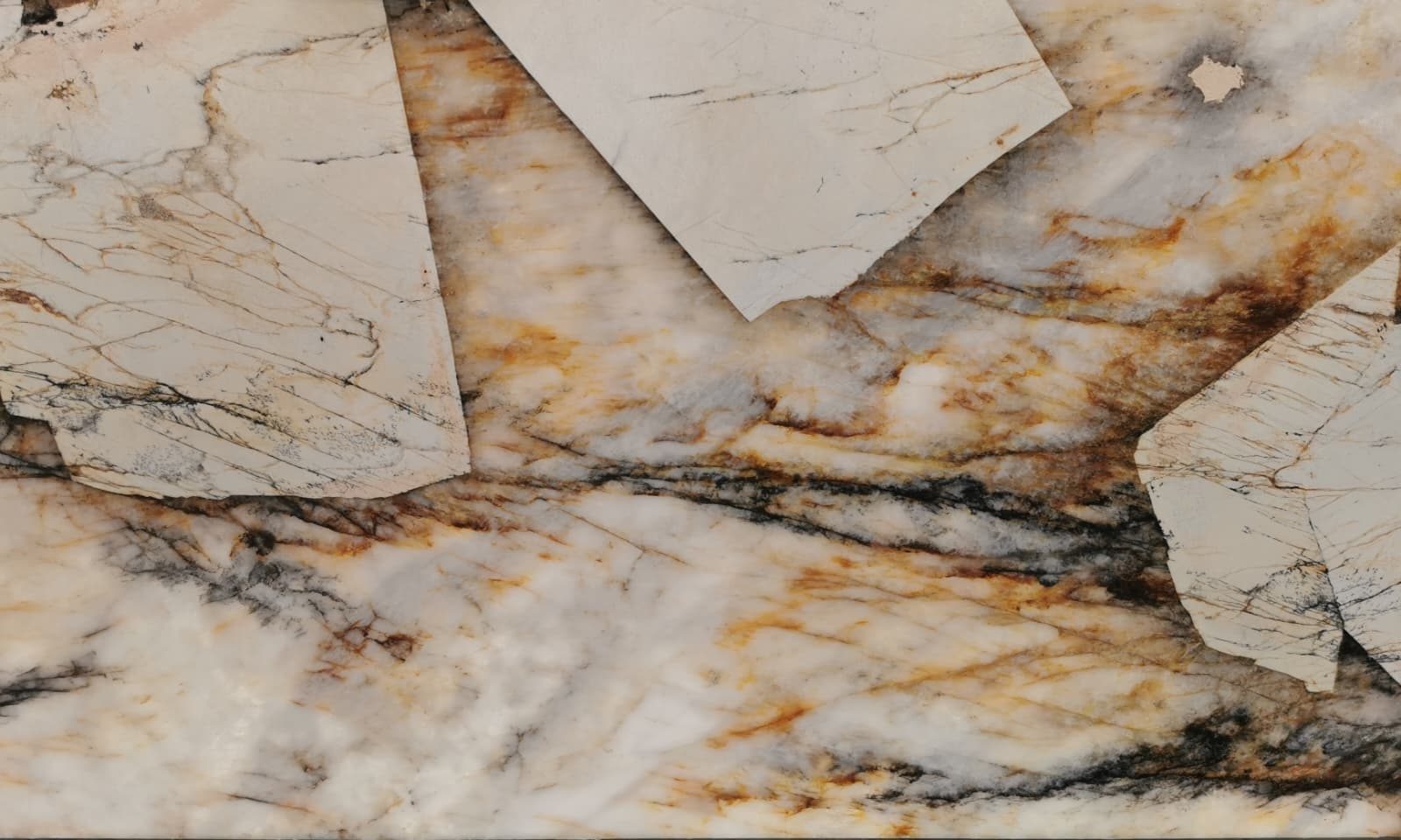 Quarzit-Detail – helle Adern und warme Erdtöne