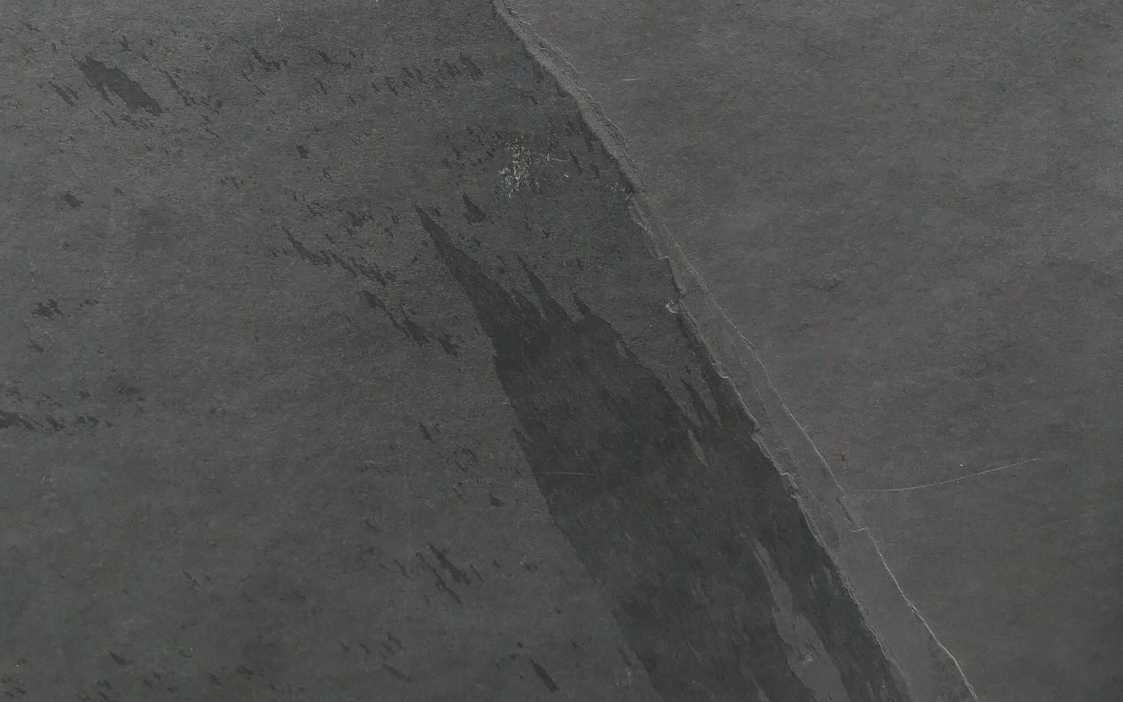 Schiefer-Detail – natürliche Spaltstruktur in Anthrazit