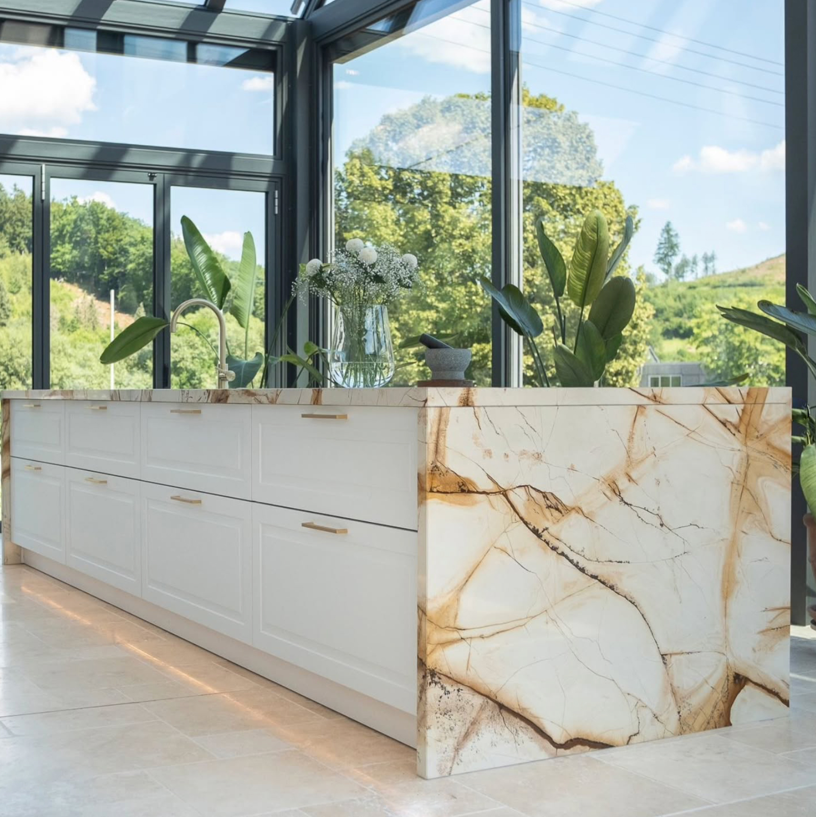 Küche mit Naturstein-Arbeitsplatte