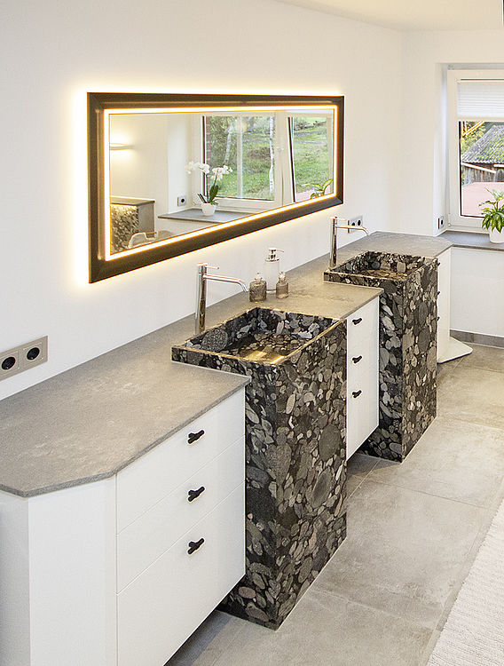 Nero Marinace / Caesarstone 4033 Rugged Concrete – Bäder Projekt
