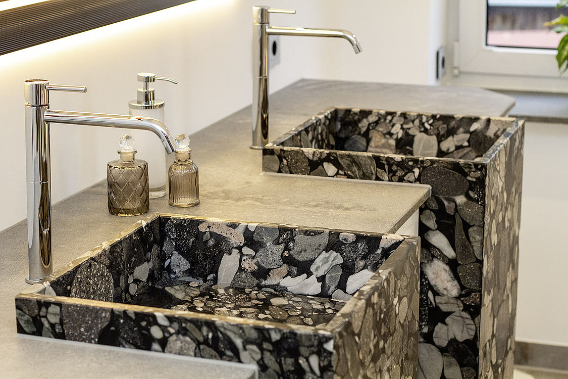 Nero Marinace / Caesarstone 4033 Rugged Concrete – Bäder Projekt