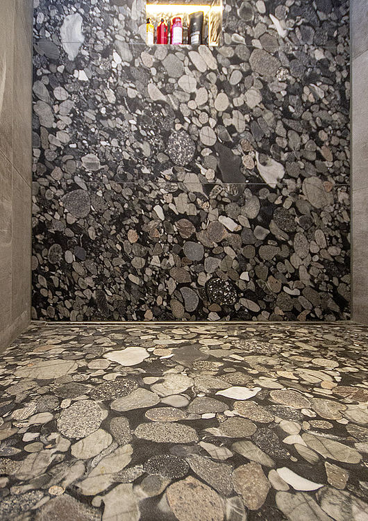 Nero Marinace / Caesarstone 4033 Rugged Concrete – Bäder Projekt