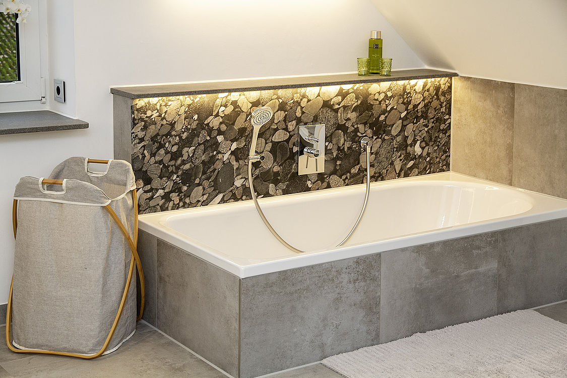 Nero Marinace / Caesarstone 4033 Rugged Concrete – Bäder Projekt