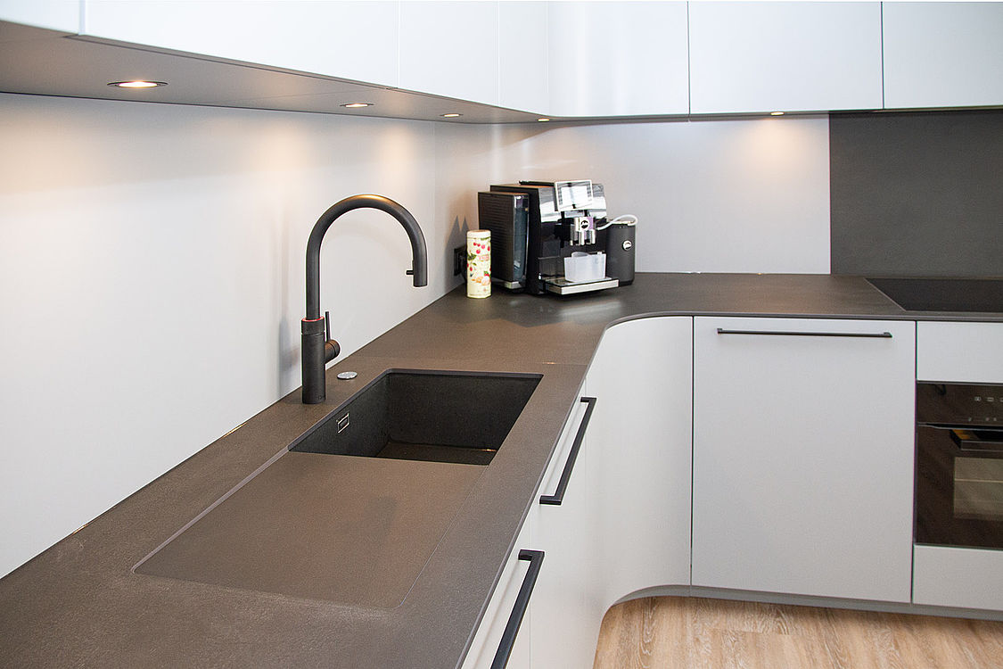 Laminam Calce Nero – Küchen Projekt